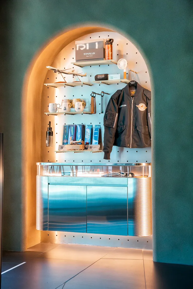 星宇專屬展示空間提供星宇航空的各項LOGO商品，讓航空迷也能在此欣賞星宇小舖的航空主題商品。業者提供