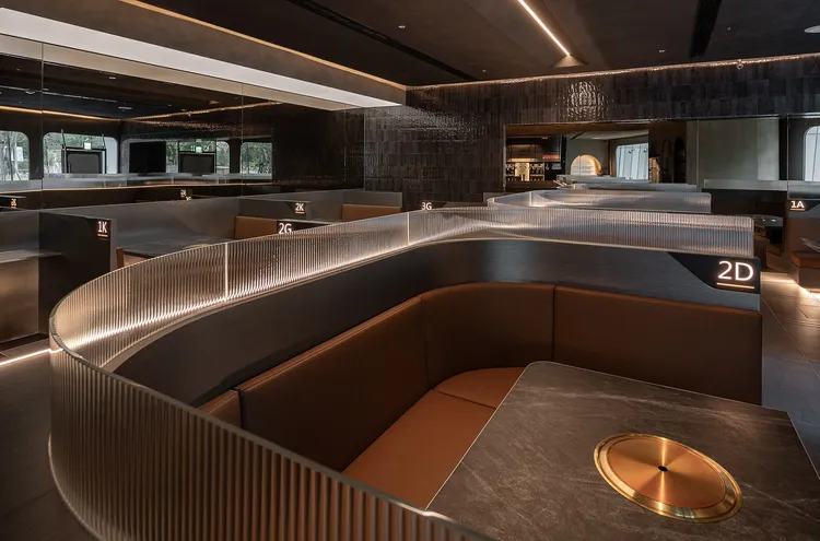 星胡同利用弧線和圓拱設計，並以象徵橘焱胡同集團的紅銅光暈與白色流線相互輝映，打造摩登科技的用餐空間。業者提供