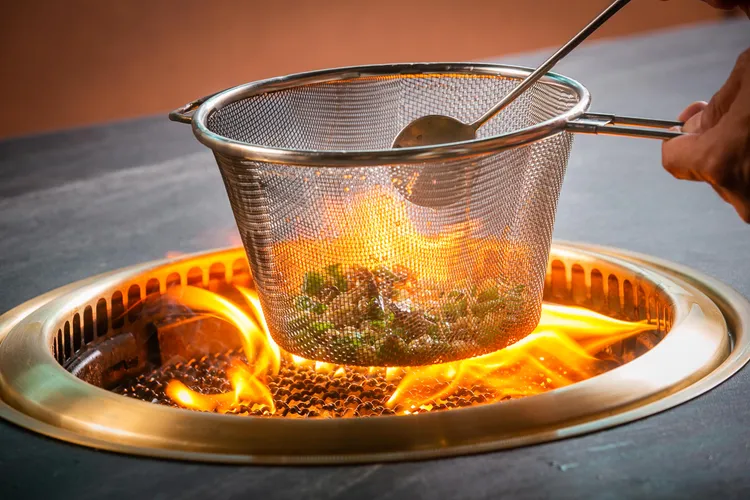 主廚以創新的方式重新詮釋經典燒肉，搭配桌邊服務技法，為顧客帶來驚喜不斷的用餐體驗。業者提供