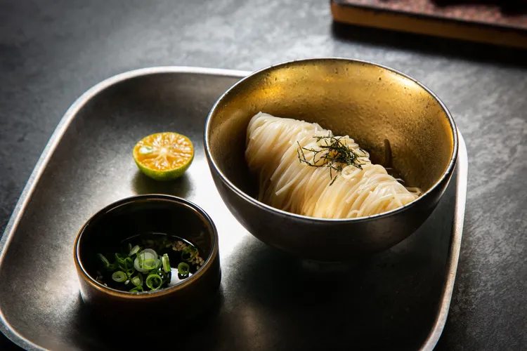 FUK福岡手延素麵以特製的麵味露和柑橘清香為基礎，接著加入白芝麻、蔥花和芥末，最後以金桔點綴，讓每一口都充滿驚喜。業者提供