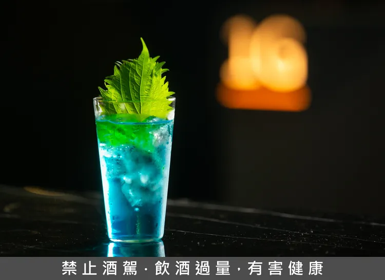 星胡同特調宛如天空的清新冰藍色，並融合傳統雞尾酒經典風格的首創調酒。業者提供