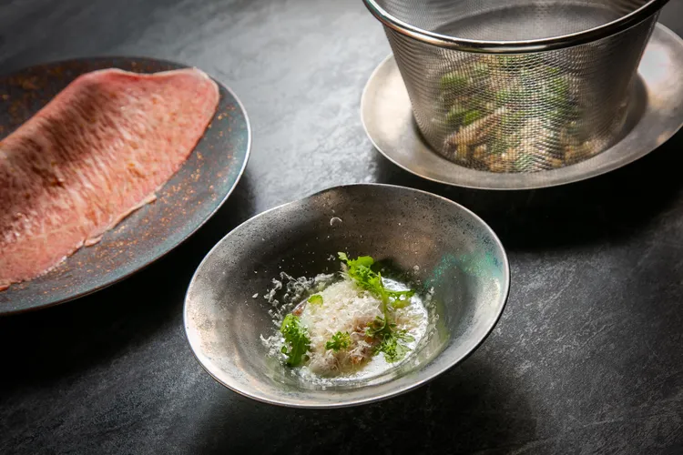 日本和牛紐約客搭配KIX京阪碳炒蔬菜以炭火的煙燻、蔬菜的甜味和日式溫泉蛋帶出肉質細緻的油脂感，呈現出濃郁的味覺交融。業者提供