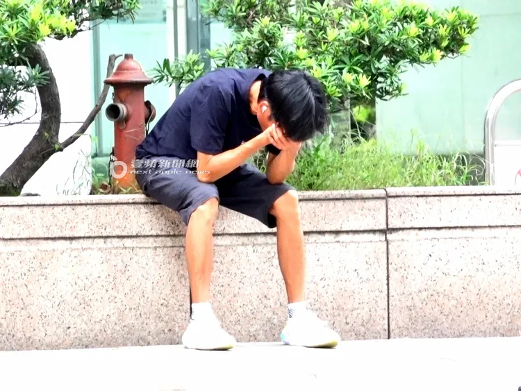 唐治平突然雙手摀著眼睛，情緒似乎有些波動。特勤中心攝