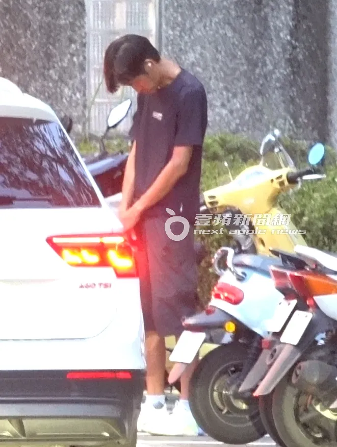 唐治平走一走突然停在車道旁，低頭、雙手交叉，看似沉浸在自己的世界。特勤中心攝