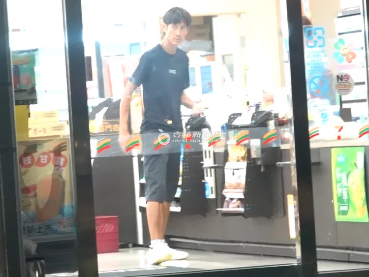 採訪完，唐治平走到超商購買香菸。特勤中心攝