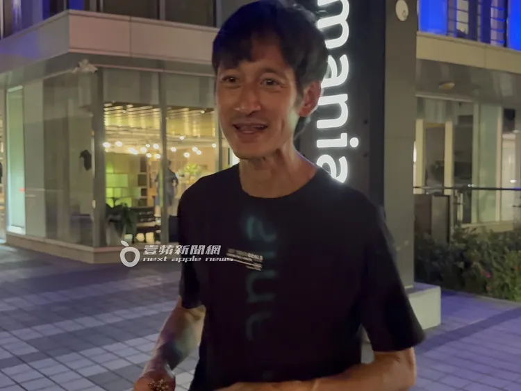 記者上前採訪，唐治平臉上露出笑容，表示自己今天心情比較平穩，且願意受訪。特勤中心攝