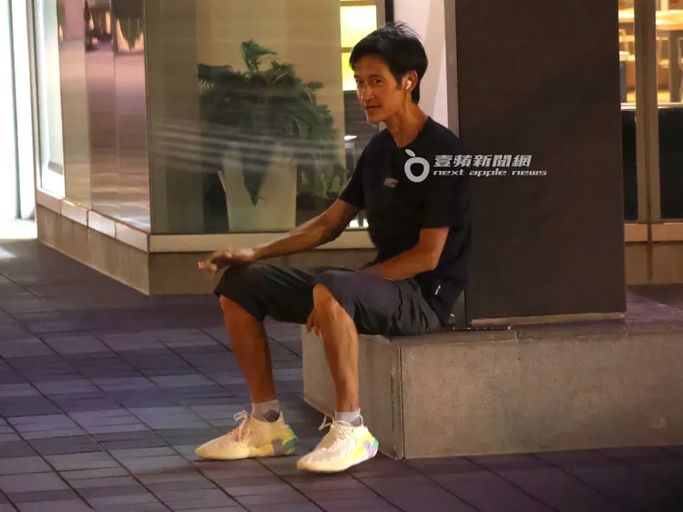 唐治平向路人借了打火機後，點了根菸坐在路邊吞雲吐霧。特勤中心攝