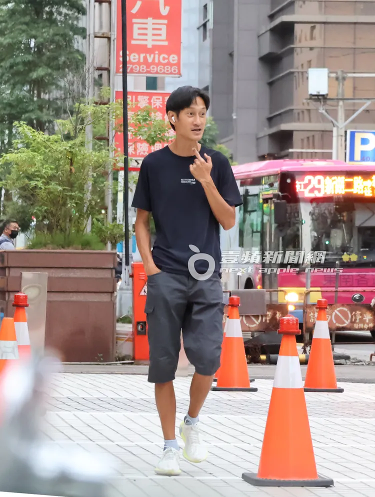 唐治平現身內湖街頭，戴著耳機不時在人行道上來回行走。特勤中心攝