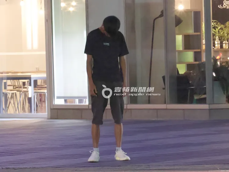 天色漸暗，唐治平仍然走在內湖街頭，戴著耳機沉浸在自己世界。特勤中心攝