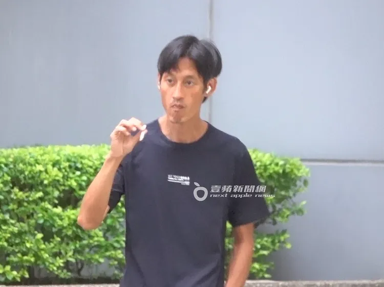 唐治平點起香菸，表情放空。特勤中心攝