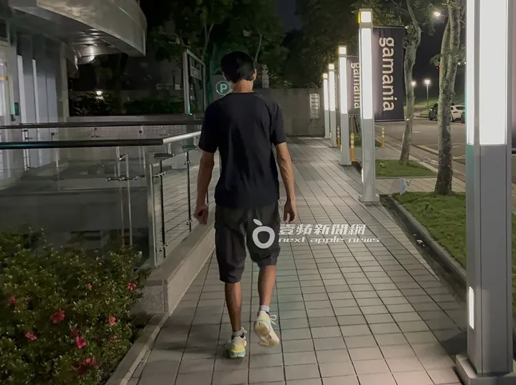 採訪完，唐治平獨自一人離開，看來步伐平穩。特勤中心攝