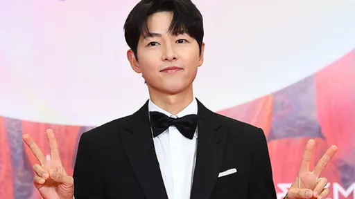 宋仲基现踪日本 助阵小栗旬、韩孝周谈情