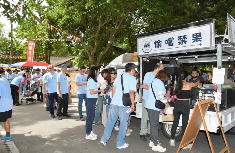 現場還有胖卡餐車等美食。雲林縣警局提供