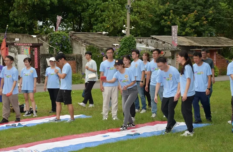 雲林縣今年警察節活動選在虎尾建國眷村舉辦，警員與家眷大玩布袋球。雲林縣警局提供