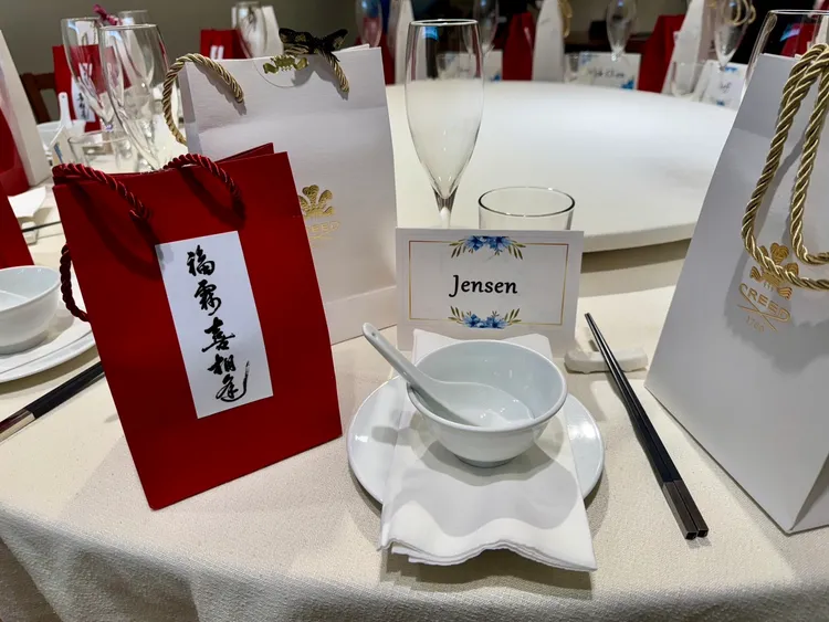 貴賓桌上的貴賓禮是CREED的頂級香氛，黃仁勳也帶走了一份。喜相逢私廚提供