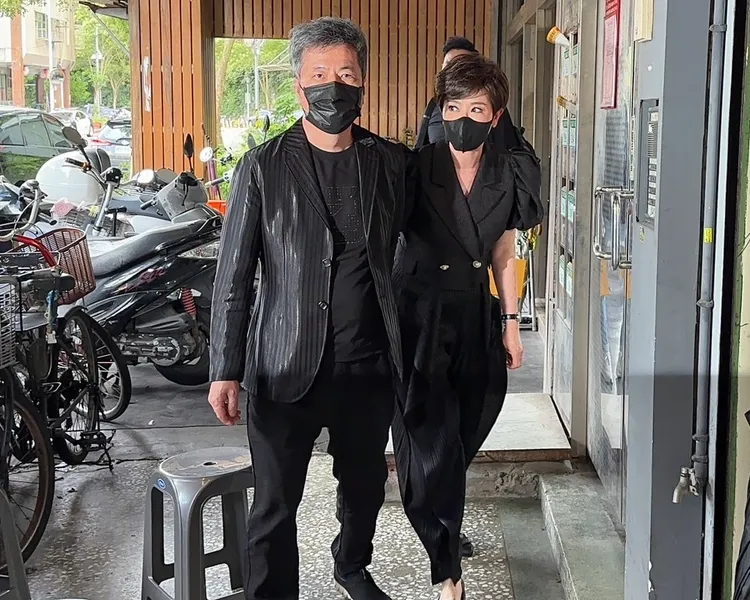 黃國倫、寇乃馨牽手離開寬姐母親靈堂。特勤中心攝