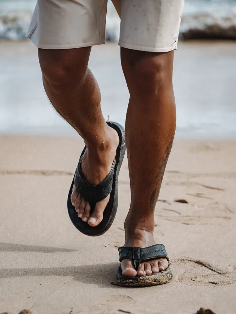 新鞋款擁有輕量吸震舒適回彈大底、記憶泡棉鞋面織帶。品牌提供