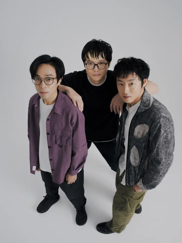 拍謝少年釋出帥氣宣傳照(左起鼓手宗翰、吉他手維尼、貝斯手薑薑)。海口味有限公司提供