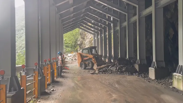 目前隧道內的土石已清除完畢。谷關工務段提供