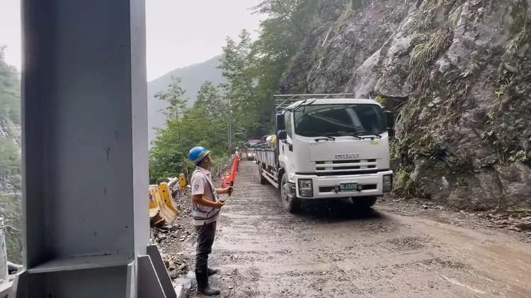 中橫便道17.3K坍方處經初步搶通，下午1時許暫時開放供車輛通行。谷關工務段提供