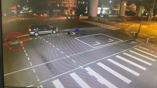 機車停等紅燈被休旅車撞翻 台中送貨員命危搶救中