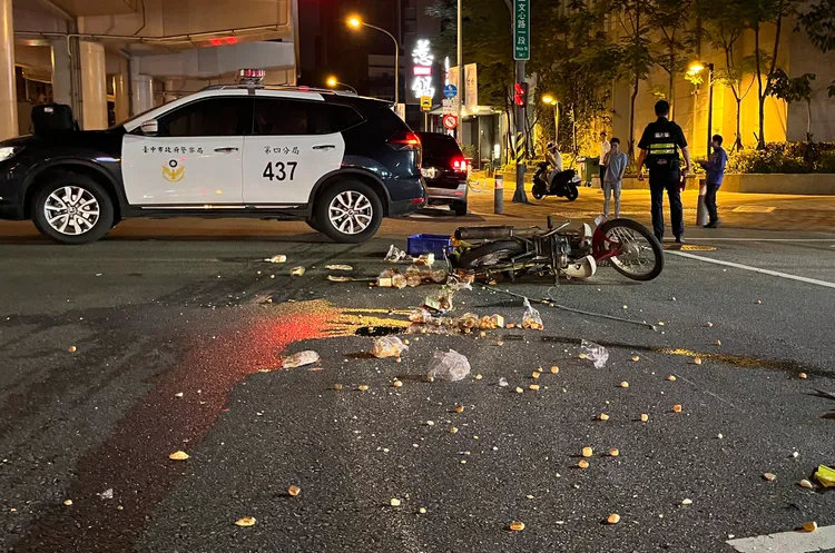 糕點散落一地。民眾提供