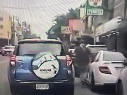 臨停路邊突開車門!後車閃避不及撞上 警呼籲這點:最高可罰4800元
