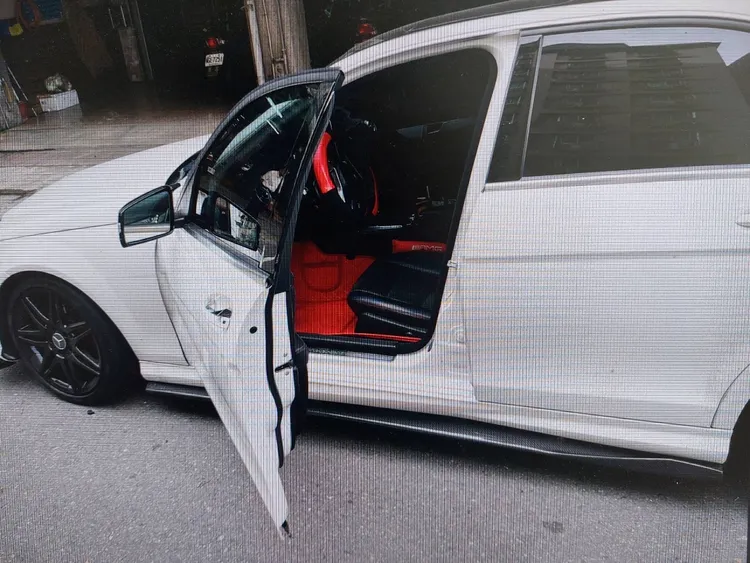 小客車車門被撞損。中壢警分局提供