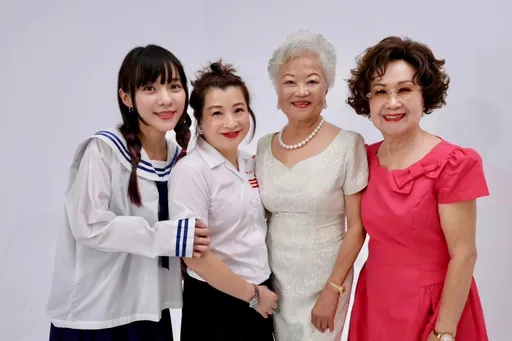 雄女百年校慶!黃捷穿古早制服超吸睛 要大家猜猜是哪個時期