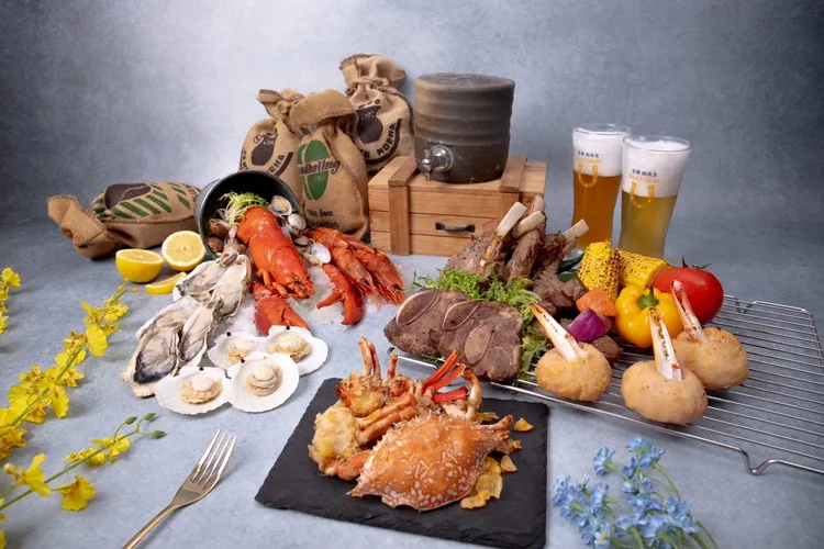 台北凱達大飯店百宴自助餐廳首度匯集全台各式海鮮推出「寶島海鮮季」，活動時間即日起至八月底。業者提供