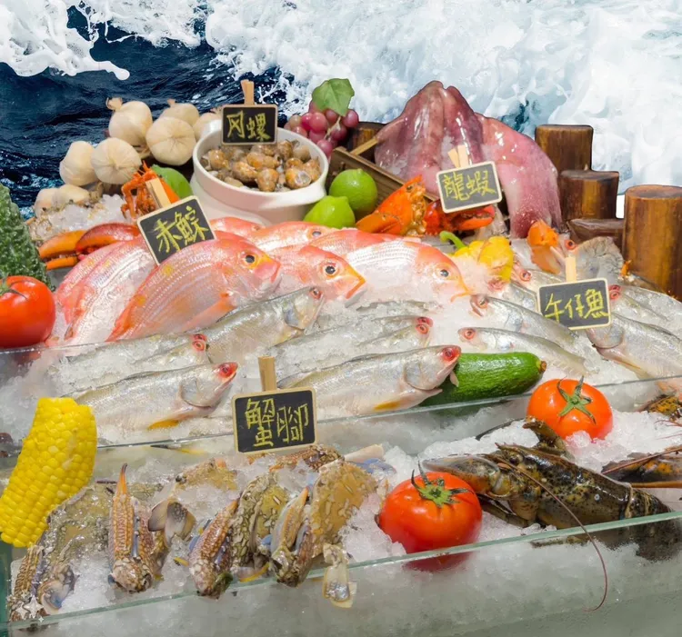 台北凱達大飯店餐檯加碼「現流水產」現點現做料理區。業者提供