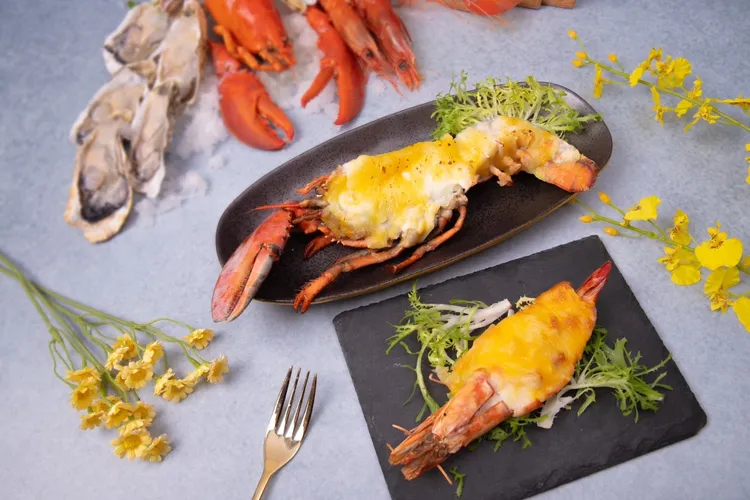 台北凱達大飯店百宴自助餐廳6月份限定，以399元加購「焗烤波士頓龍蝦」、99元加購「焗烤奶油大蝦」，每人限點一次。業者提供