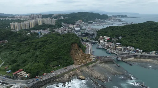 基隆山崩「空拍畫面」曝!土石吞車道路斷 替代道路這樣走