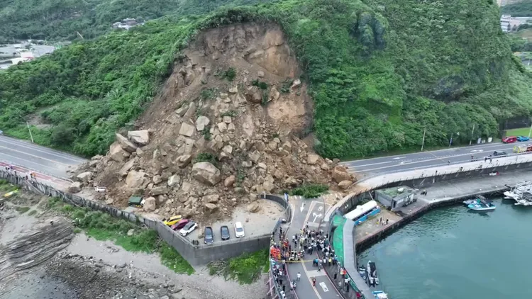 崩落的山壁光禿禿一片，與一旁有樹木的樣子成鮮明對比。翻攝畫面