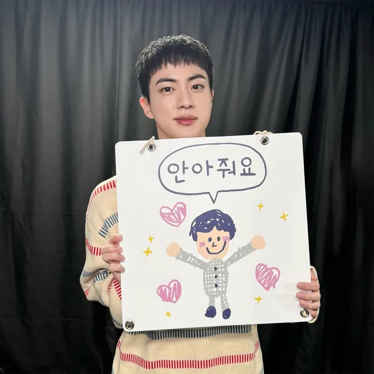 JIN昨天舉行擁抱會，掛著「請擁抱我」的牌子。翻攝JIN IG