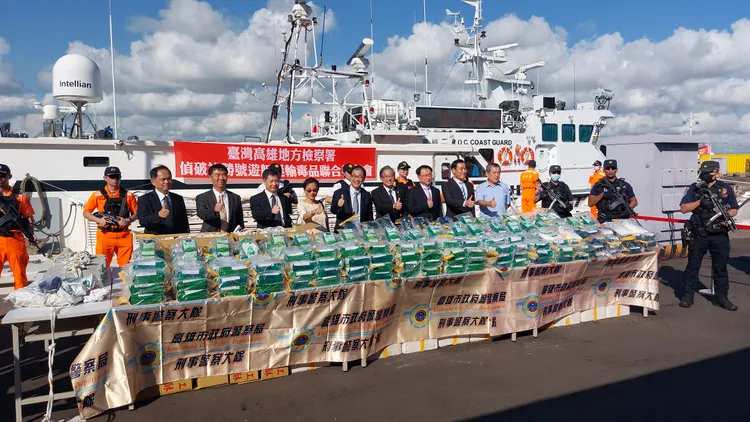 法務部長鄭銘謙24日專程南下嘉勉辦案有功人員。凃建豐攝