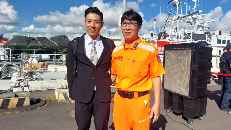 檢察官王建中與海巡艇艇長黃仁城。凃建豐攝