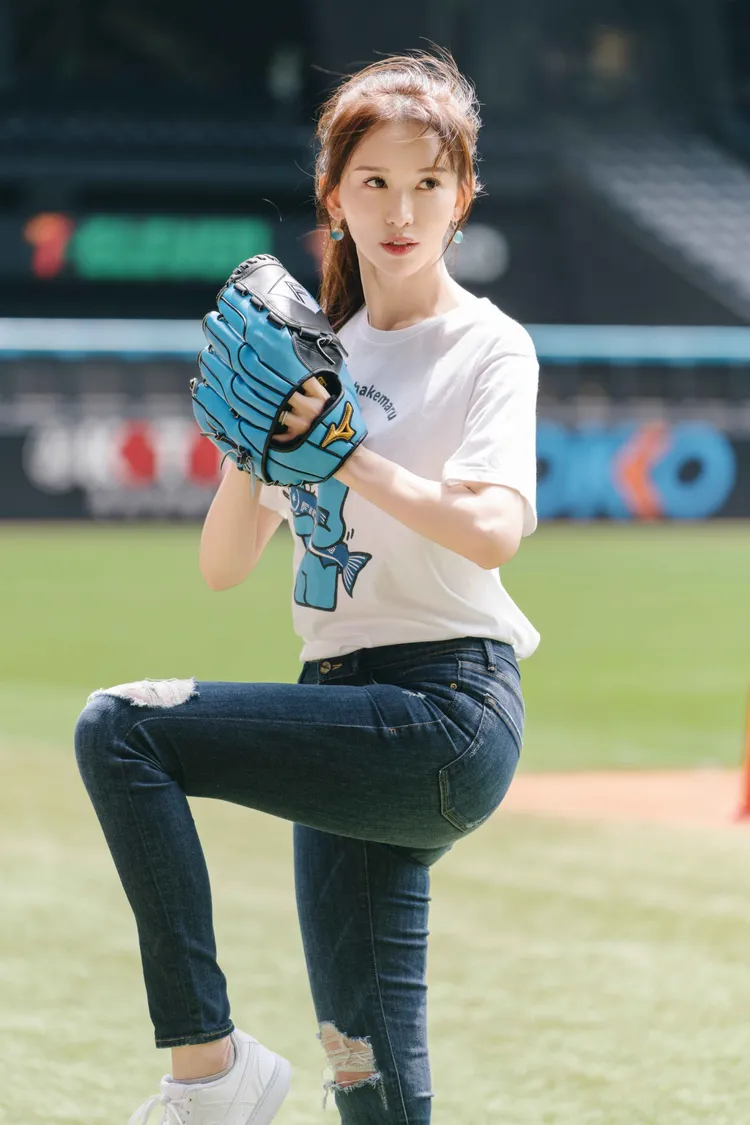 林志玲賣力練投球。林志玲工作室提供