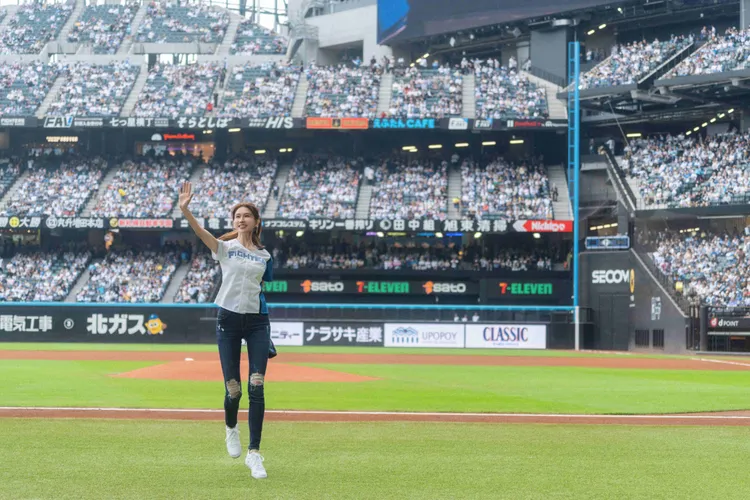 林志玲跟球迷揮手打招呼。林志玲工作室提供