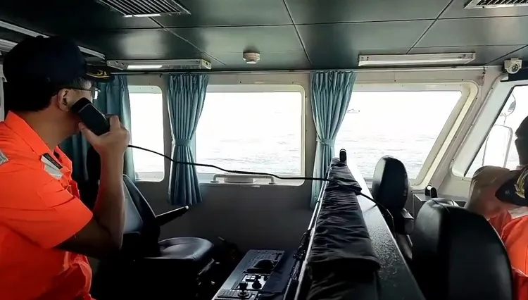 海巡人員廣播驅離。海巡署提供