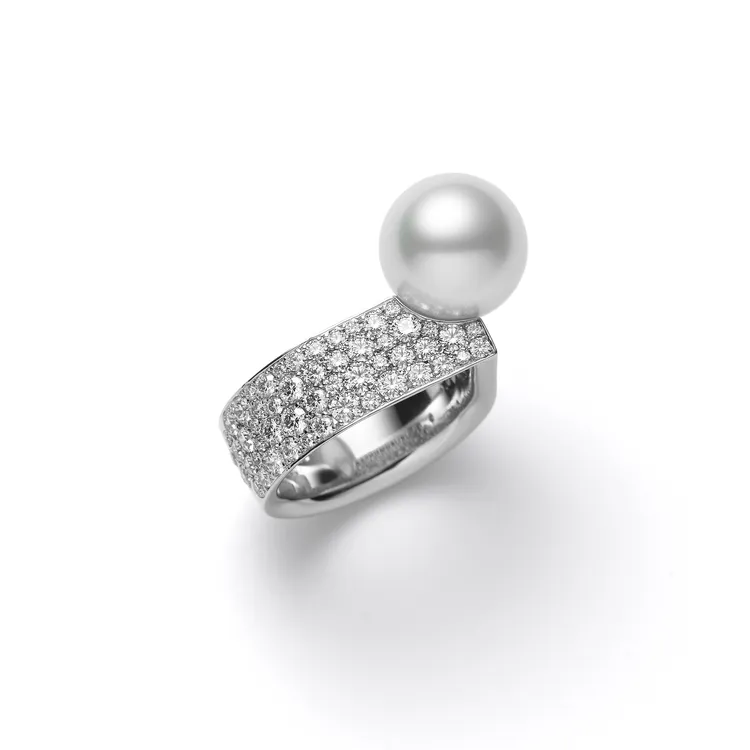 Universe Elements系列南洋珠鑽戒，33萬6000元。品牌提供