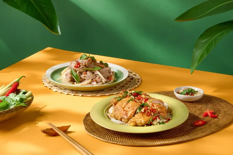 「hot 7鐵板燒」今夏推出「泰式椒麻雞腿排」（前）和「南洋辣炒梅花豬」，以南洋風味抵抗酷暑。業者提供