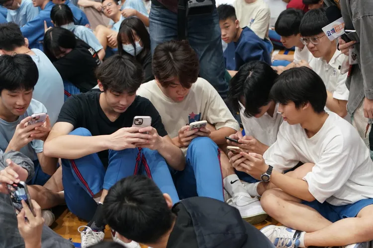 刑警大隊請同學即時用手機連線回家，告訴家人如何避免遭騙，讓現場同學全數化身成為反詐宣導的種子。翻攝畫面