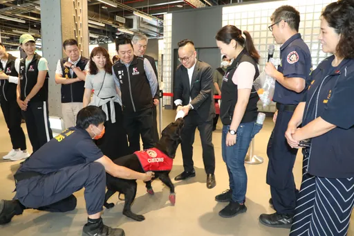 市議會參訪基隆港設施!緝毒犬聞出童子瑋「帶菸草」 展現專業能力