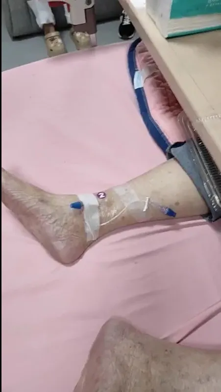 楊繡惠指爸爸阿西打到沒血管可打。翻攝《楊繡惠》粉絲頁