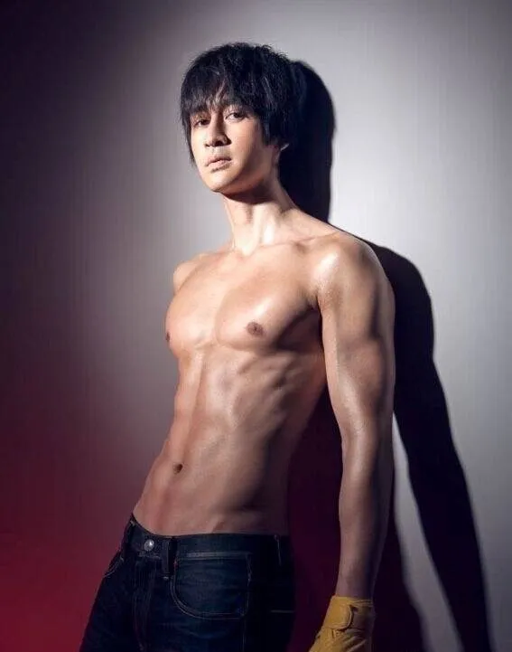 唐治平多年來努力健身，維持身材被他視為職業道德。翻攝琴簫微博