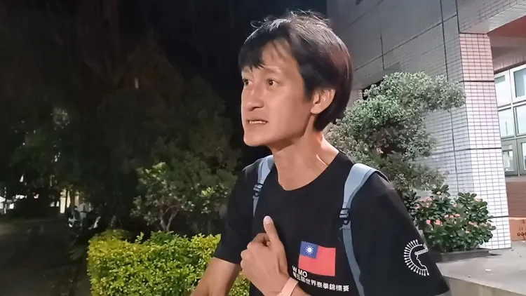 唐治平4日晚上在淡水分局前堅決不認母逝。翻攝畫面