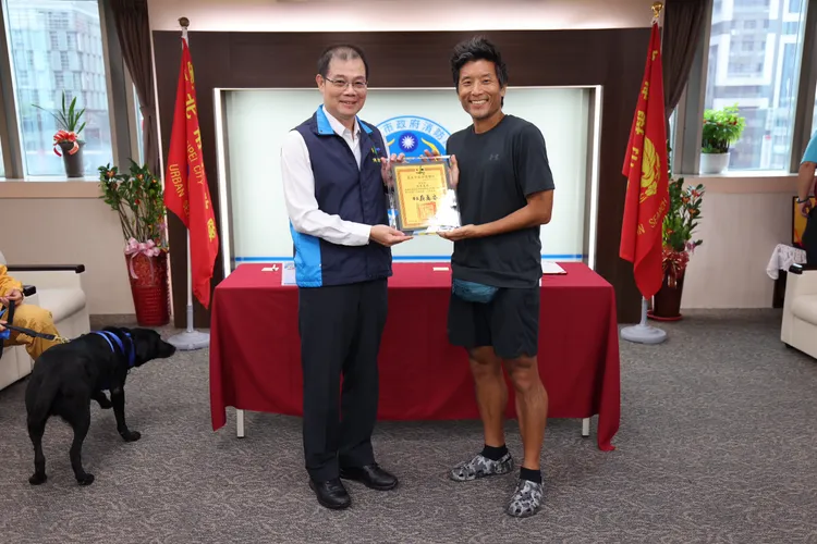 吳先生具有照護大型犬充足經驗。消防局提供