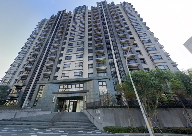 唐治平與母親住在淡水新市鎮的一棟社區大樓，但唐母卻在昨(3日)遭人發現在頂樓輕生亡。翻攝Google Map