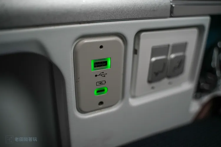 座椅扶手處的USB-A、USB-C雙電源插孔。田欣雲攝